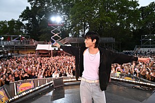 「BTSのJUNG KOOK、ニューヨークで「Seven」など情熱的なパフォーマンス」