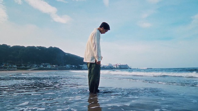 山下達郎、夏のポップソング「Sync Of Summer」MVで描く“海辺で