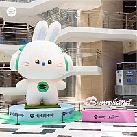 NewJeans×Spotify、ポップアップ開催＆“bunini”大型オブジェなど