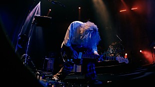 「秋山黄色、MVが2,000万回再生超えの「Caffeine」ライブ映像を公開」