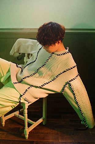 「アツキタケトモ、“静かに狂っていく様子を液体的に表現” 新曲「自演奴」MV公開」