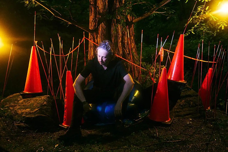 オートリックス・ポイント・ネヴァー、「A Barely Lit Path」MVで実験用ダミーの悲惨な物語を描く 	