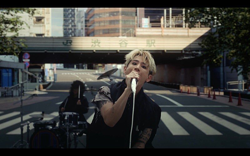 ONE OK ROCK×『モンハンNow』タイアップ曲「Make It Out Alive」MV、渋谷にモンスター登場