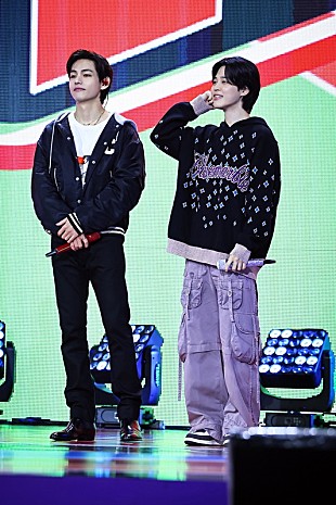 「BTSのV、JIMINがサプライズ登場したファンミ【VICNIC】で“幸せに楽しむ”」