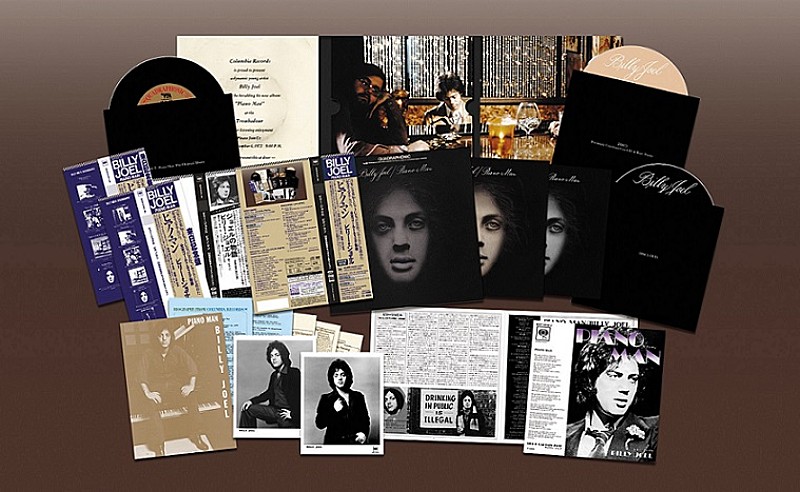ビリー・ジョエル、日本独自企画の豪華3枚組『ピアノ・マン』50周年記念DX盤発売 
