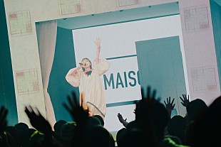 MAISONdes「＜ライブレポート＞MAISONdes、2ndライブでasmi／花譜／水槽らが“内覧者”を物語へいざなう＆シークレットゲストにハローキティも登場」