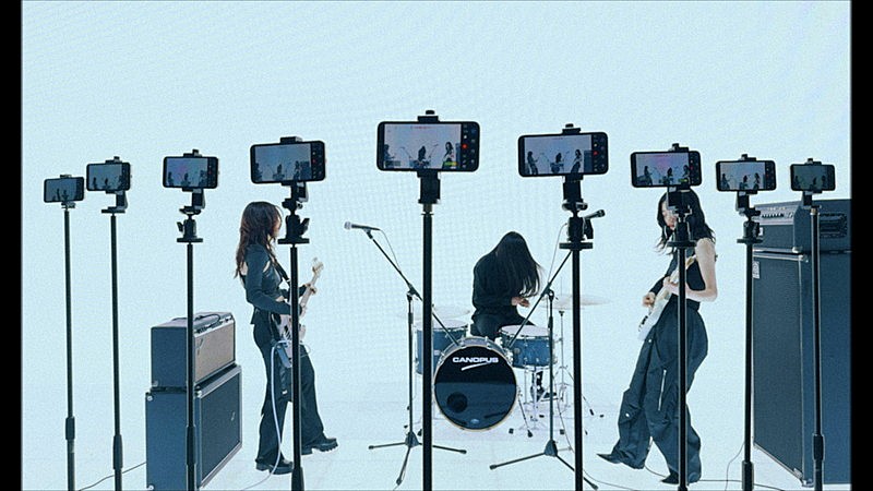 羊文学、“スマホ依存”を歌った「Addiction」MVをスマホで撮影　横浜アリーナ公演の立見券発売へ