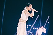 milet「＜ライブレポート＞milet、“歌にも自分にもみんなにも、もっと正直でありたい” 5年目の決意を聴かせた【GREEN LIGHTS】横浜アリーナ公演」1枚目/10