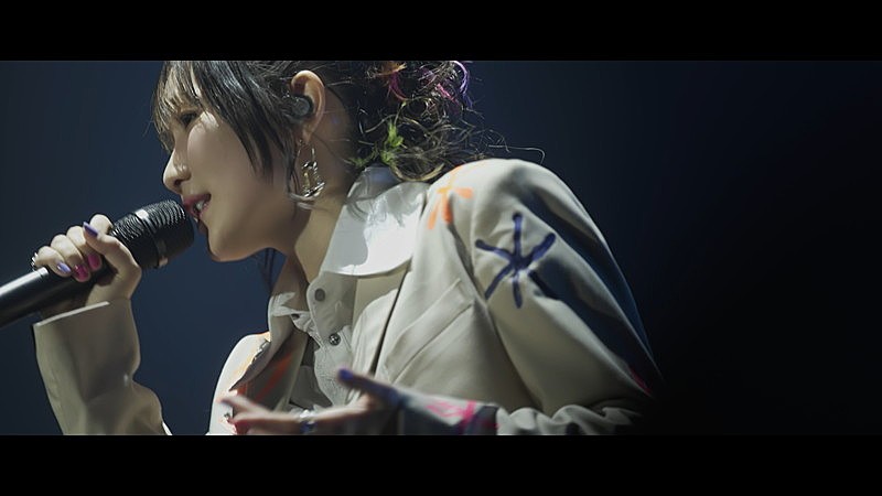 YOASOBI「YOASOBI、ZEPPツアーより「HEART BEAT」ライブ映像を公開」1枚目/3