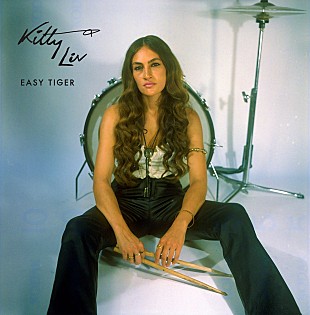 キティ・リヴ「キティ・デイジー＆ルイスのキティ、デビューAL『イージー・タイガー』から新曲公開」