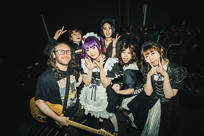 BAND-MAID「＜ライブレポート＞BAND-MAID、インキュバスの来日公演で新曲「Bestie」を共作者・マイクと共に初披露　SAIKIプロデュースの衣装を纏ったMVも公開」1枚目/5