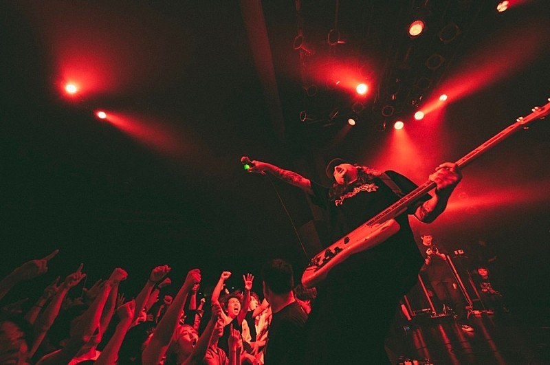 ENTH「＜ライブレポート＞ENTH、The BONEZやPaleduskと熱演を繰り広げた【3rd Full Album “ENTH” Release Tour “Doggy Walky”】」1枚目/7