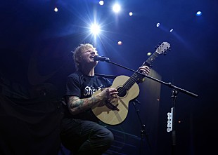 「エド・シーラン、「Thinking Out Loud」の演奏にクリス・ヘムズワースがドラムで参加」