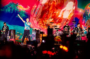 「コールドプレイのクリス・マーティン、テイラー・スウィフト「the 1」をウィーン公演最終日にカバー」