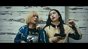 女王蜂「女王蜂、新曲「狂詩曲」と映画『ベイビーわるきゅーれ ナイスデイズ』のコラボレーションムービー公開」