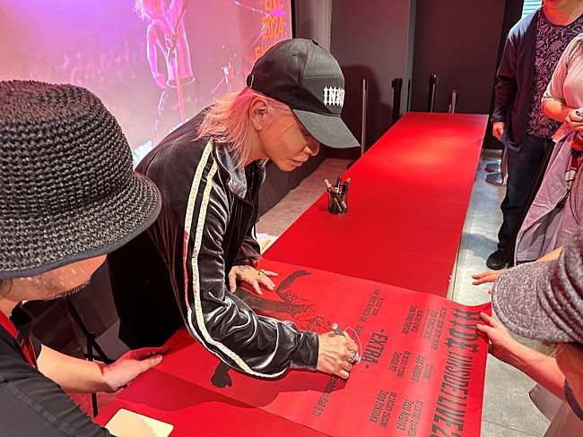 HYDE「HYDE【HYDE [INSIDE] Release Special POP-UP STORE in HARAJUKU】サプライズ訪問の様子」4枚目/6