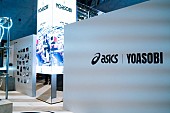 YOASOBI「【ASICS × YOASOBI “JUST A LITTLE STEP” POP-UP GALLERY】」3枚目/5