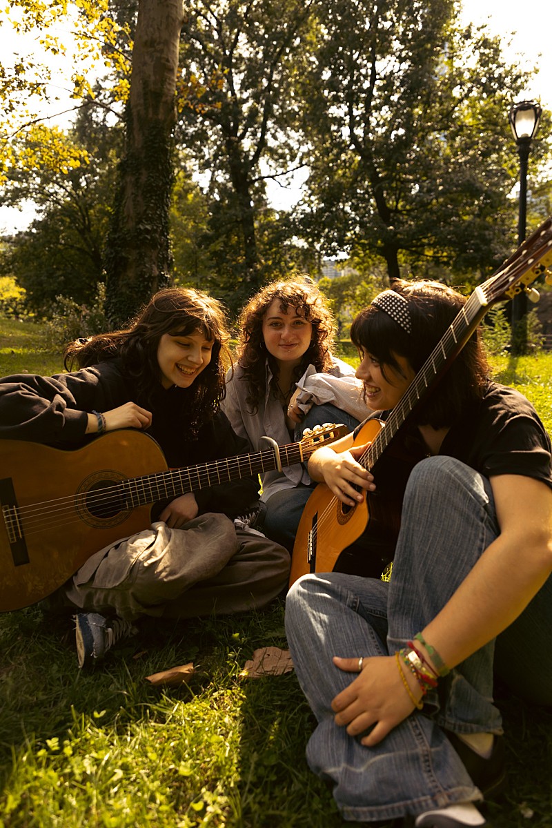 アルゼンチン発ボッサ・ポップ・トリオ＝トリアーダ、デビュー・シングル「鵞鳥のサンバ」公開 