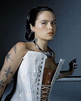 「サヤ・グレー、死と片思いを歌った新曲「LIE DOWN..」公開」