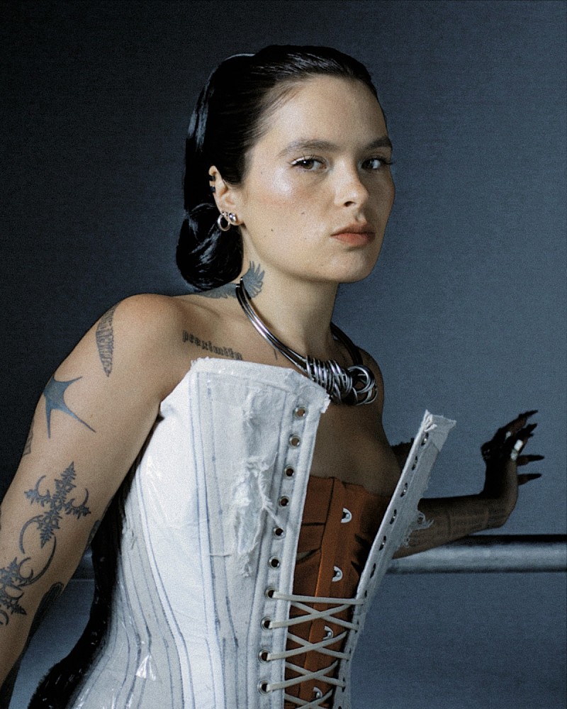 サヤ・グレー、死と片思いを歌った新曲「LIE DOWN..」公開 