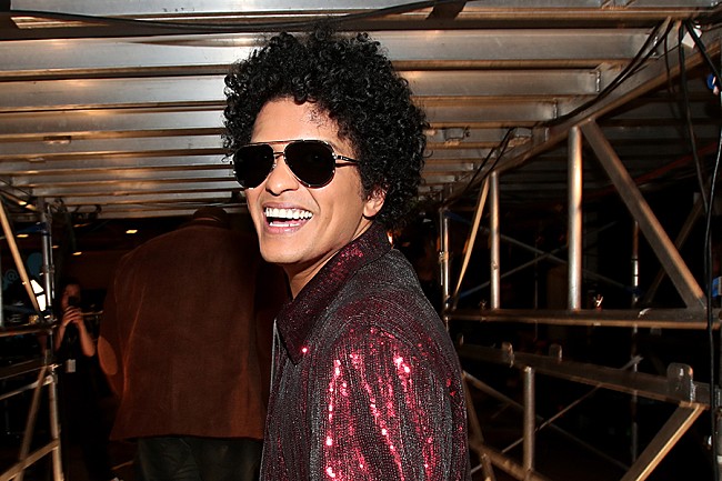 「ブルーノ・マーズ、セクシー・レッドとの“ストリップ・クラブ・アンセム”を予告」1枚目/1