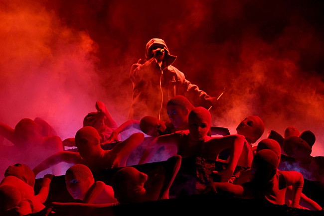 「【第67回グラミー賞授賞式(R)】ザ・ウィークエンドのサプライズ登場に会場騒然　グラミー側との関係回復に一歩前進か」1枚目/1