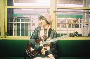 「メイ・シモネス、「Dumb Feeling」MVでNYの“魅力的なカオス”を表現」