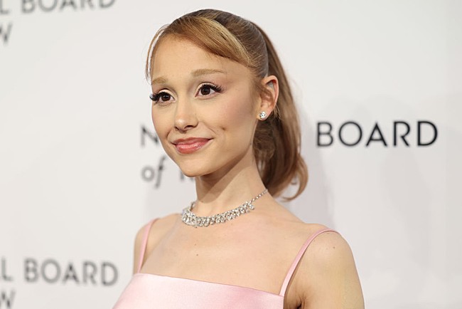 「ビリー・アイリッシュ、アリアナ・グランデとの公開対談で楽曲のコラボについて“ぜひそうしたい”と前向き発言」1枚目/1