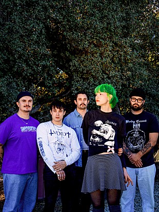 「スカウル、ツアーの裏側を収めた「B.A.B.E.」MV公開」