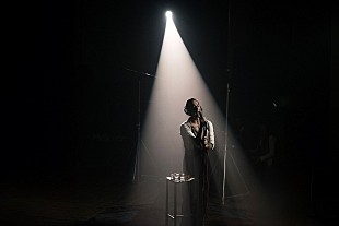 「マネスキンのダミアーノ・デイヴィッド、ローマで撮影した「ナッシング・ブレイクス・ライク・ア・ハート」MV公開」