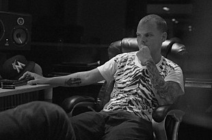 「故アヴィーチー、「Forever Yours」のパフォーマンス・ビデオ公開」