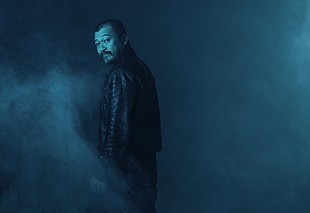 「竹原ピストル、楽屋で練習する様子を撮影した「アンチヒーロー」リリックビデオ公開」