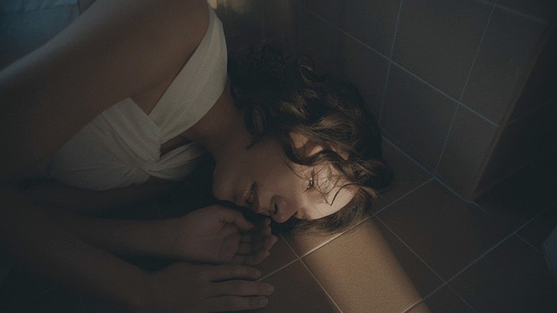 女王蜂の新たな一面、美しい映像で「紫」の世界観を表現したMV