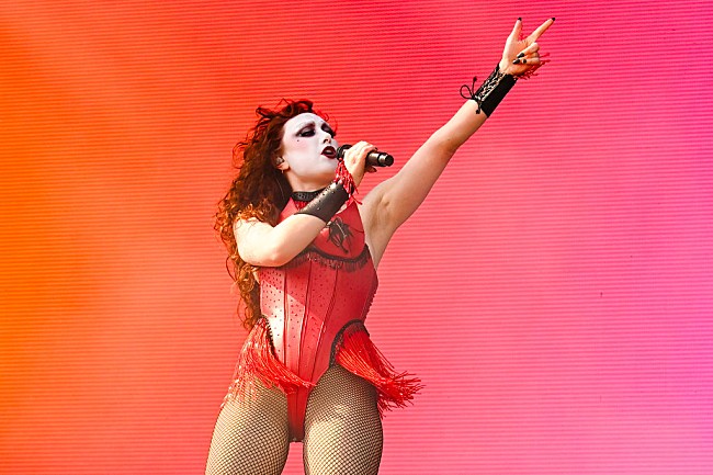 「チャペル・ローン、象徴的な衣装がLA山火事救済チャリティ・オークションで約1,300万円で落札」1枚目/1