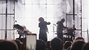 「トム・ヨーク×マーク・プリチャードのコラボ曲「BACK IN THE GAME」パフォーマンス映像公開」