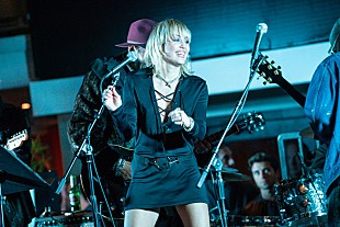 「マイリー・サイラス、「Flowers」MVのYouTube再生数10億回突破」