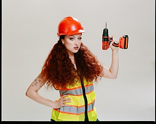 「チャペル・ローン、新曲「The Giver」公開」