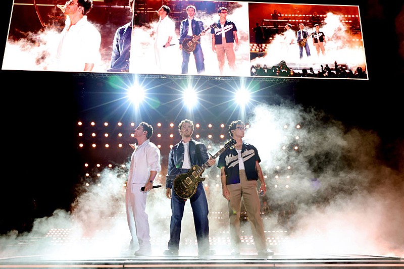 ジョナス・ブラザーズ、新曲「Love Me to Heaven」のリリースを予告 