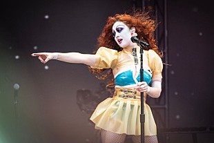 「チャペル・ローン、カントリー・ミュージックに踏み込むのは“大胆で怖い”と語る」