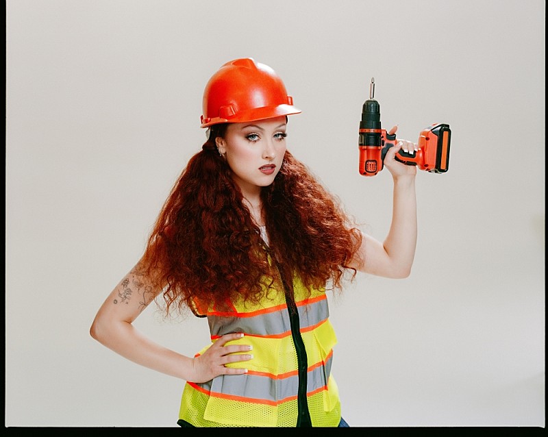 チャペル・ローン、新曲「The Giver」の和訳付きビデオ公開