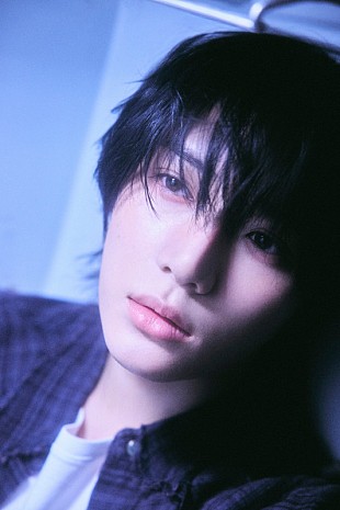 「BEOMGYU（TOMORROW X TOGETHER）、新たな「Panic」コンセプトフォトで闇に浸食される」