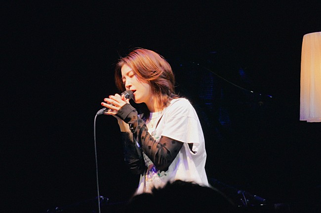 「＜ライブレポート＞XinUが異なる編成で魅せた初ビルボードライブ公演　「一人で書いていた曲が、みんなの曲になってきているのを感じる」」1枚目/12