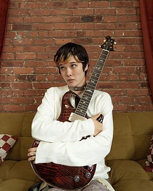 「メイ・シモネス、妹や愛犬が登場する新曲「Zarigani」のMV公開」