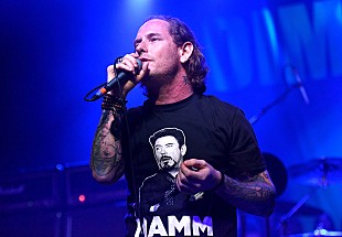 「スリップノットのコリー・テイラー、チャペル・ローンのアコースティック・カバー披露」