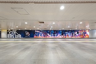 「『Adoのベストアドバム』全長22mの屋外広告、絵師25名がMV登場人物たちを描く」