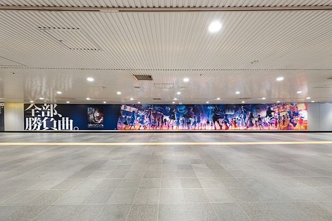 「『Adoのベストアドバム』全長22mの屋外広告、絵師25名がMV登場人物たちを描く」1枚目/5