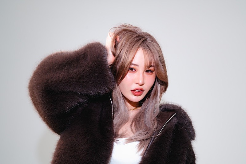 HITOMIN、“中性的でラフでボーイッシュな”新曲「Painkiller」MV公開へ 