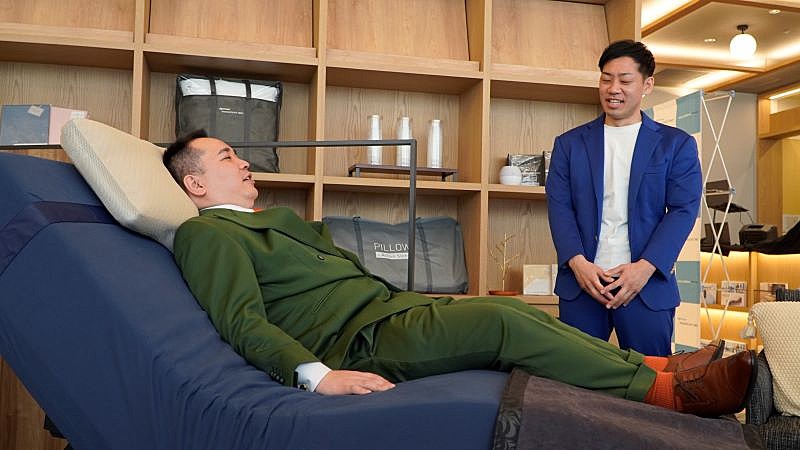 「ミルクボ－イが眠りの悩み告白、オリジナルネタも パラマウントベッドの大阪ギャラリ－お披露目に登場」1枚目/1