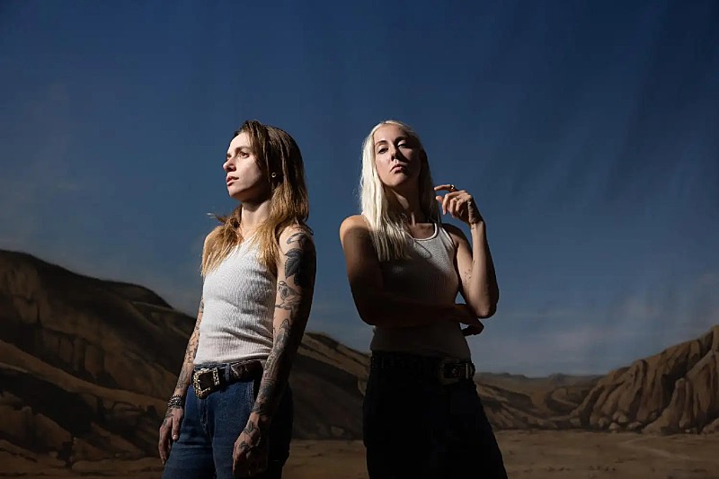 ジュリアン・ベイカー＆トーレス、新曲「Bottom of a Bottle」で90年代カントリーへの愛を表現