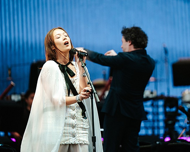 「＜コーチェラ2025現地レポ＞グスターボ・ドゥダメル×LAフィル、クラシックとコンテンポラリー・ミュージックの圧巻の共演　レイヴェイ／ゼッドらも登場」1枚目/6